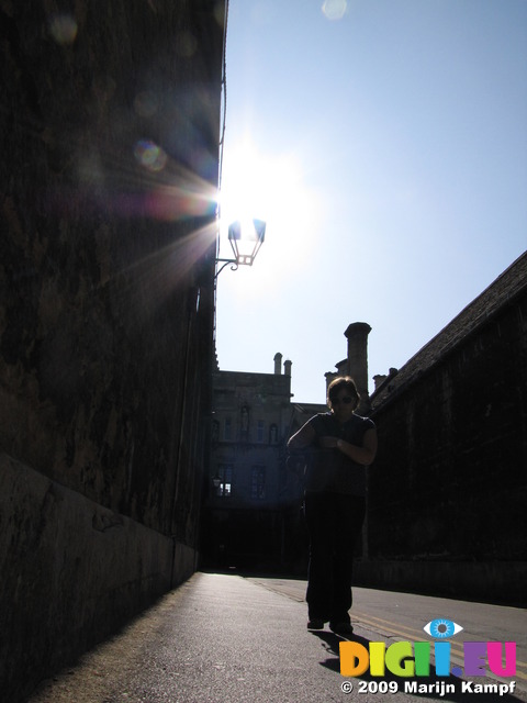 SX07849 Silhouette of Jenni and sun shining through Oxford streetlamp